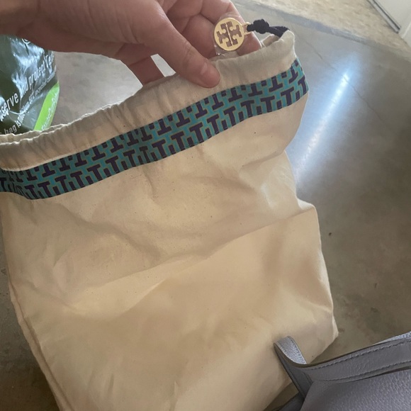 Tory Burch Small McGraw Bucket Bag Purse - Picture 4 of 13
